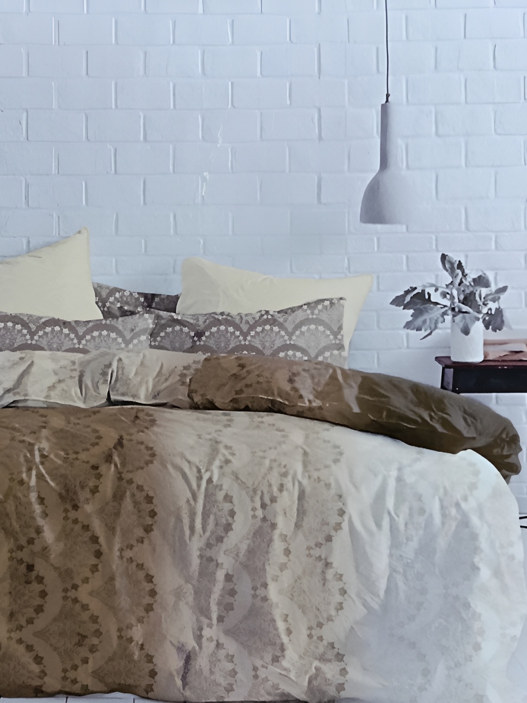 Signature White & Brown Ethnic Motifs 180 TC Cotton King Bedsheet with 2 Pillow Covers
Signature White & Brown Ethnic Motifs 180 TC Cotton King Bedsheet with 2 Pillow Covers