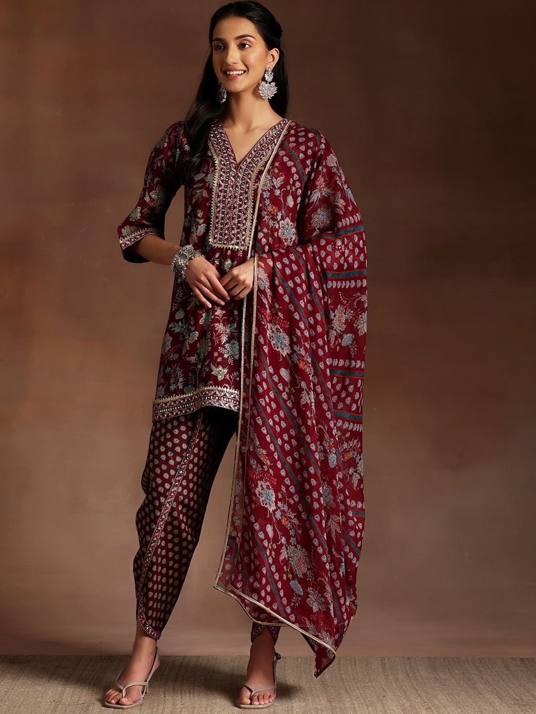 Libas Burgundy Floral Printed V-Neck Sequinned Straight Kurti With Dhoti Pants & Dupatta
Libas Burgundy Floral Printed V-Neck Sequinned Straight Kurti With Dhoti Pants & Dupatta