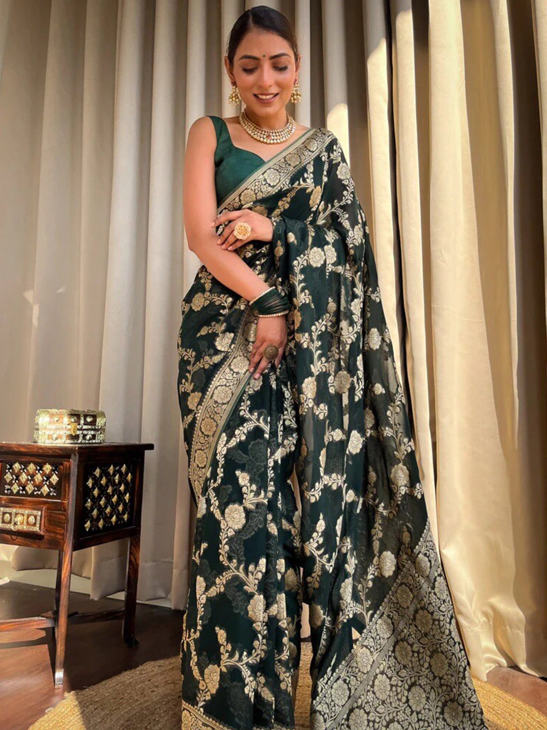 bansari textiles Ethnic Motifs Woven Design Zari Silk Blend Banarasi Saree, Green
bansari textiles Ethnic Motifs Woven Design Zari Silk Blend Banarasi Saree, Green