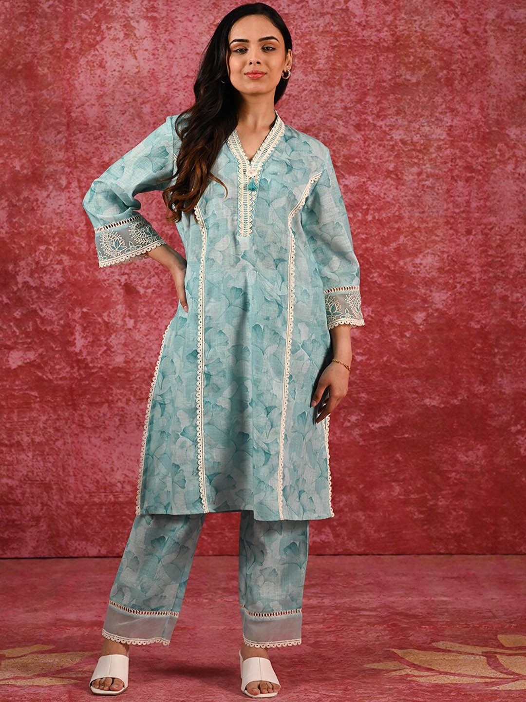 Lakshita Floral Printed Embroidered Regular Thread Work Kurta with Trouser, Blue
Lakshita Floral Printed Embroidered Regular Thread Work Kurta with Trouser, Blue