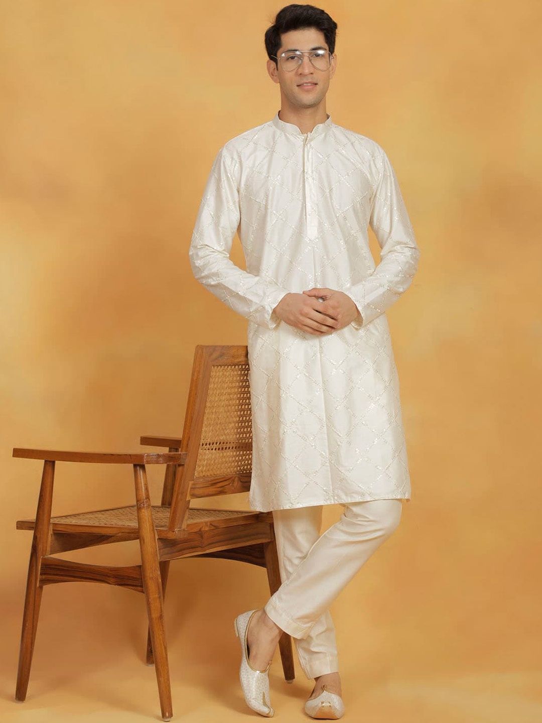 VASTRAMAY Geometric Embroidered Sequinned Straight Kurta With Pyjamas, Cream
VASTRAMAY Geometric Embroidered Sequinned Straight Kurta With Pyjamas, Cream