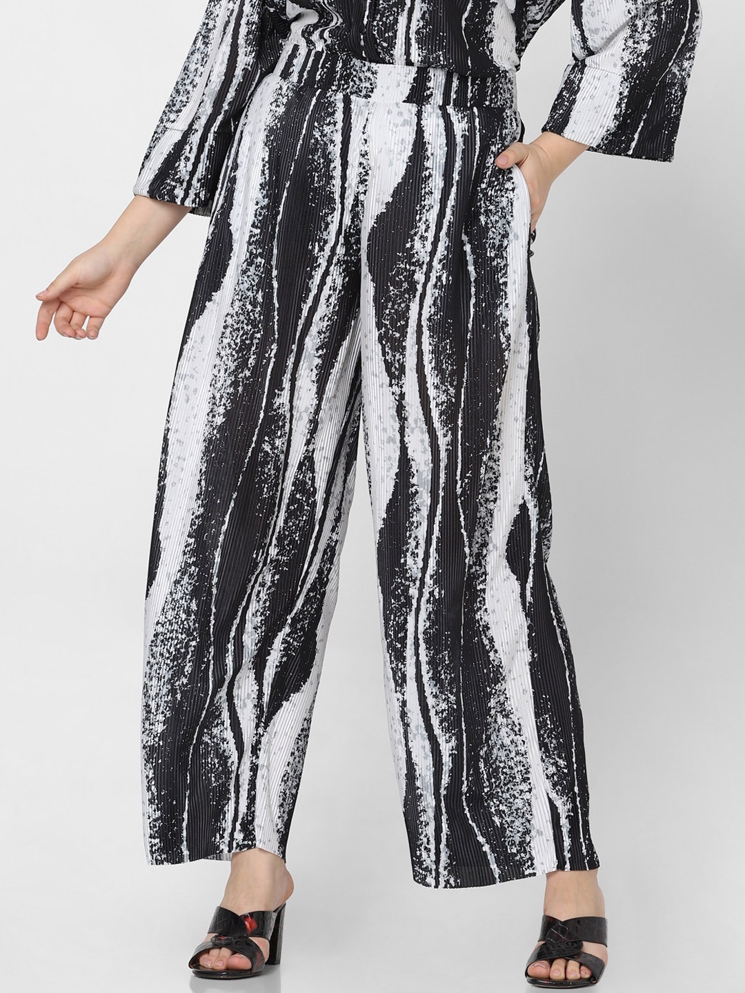 VERO MODA CURVE Women Straight Fit High-Rise Abstract Printed Parallel Trouser, Black
VERO MODA CURVE Women Straight Fit High-Rise Abstract Printed Parallel Trouser, Black
