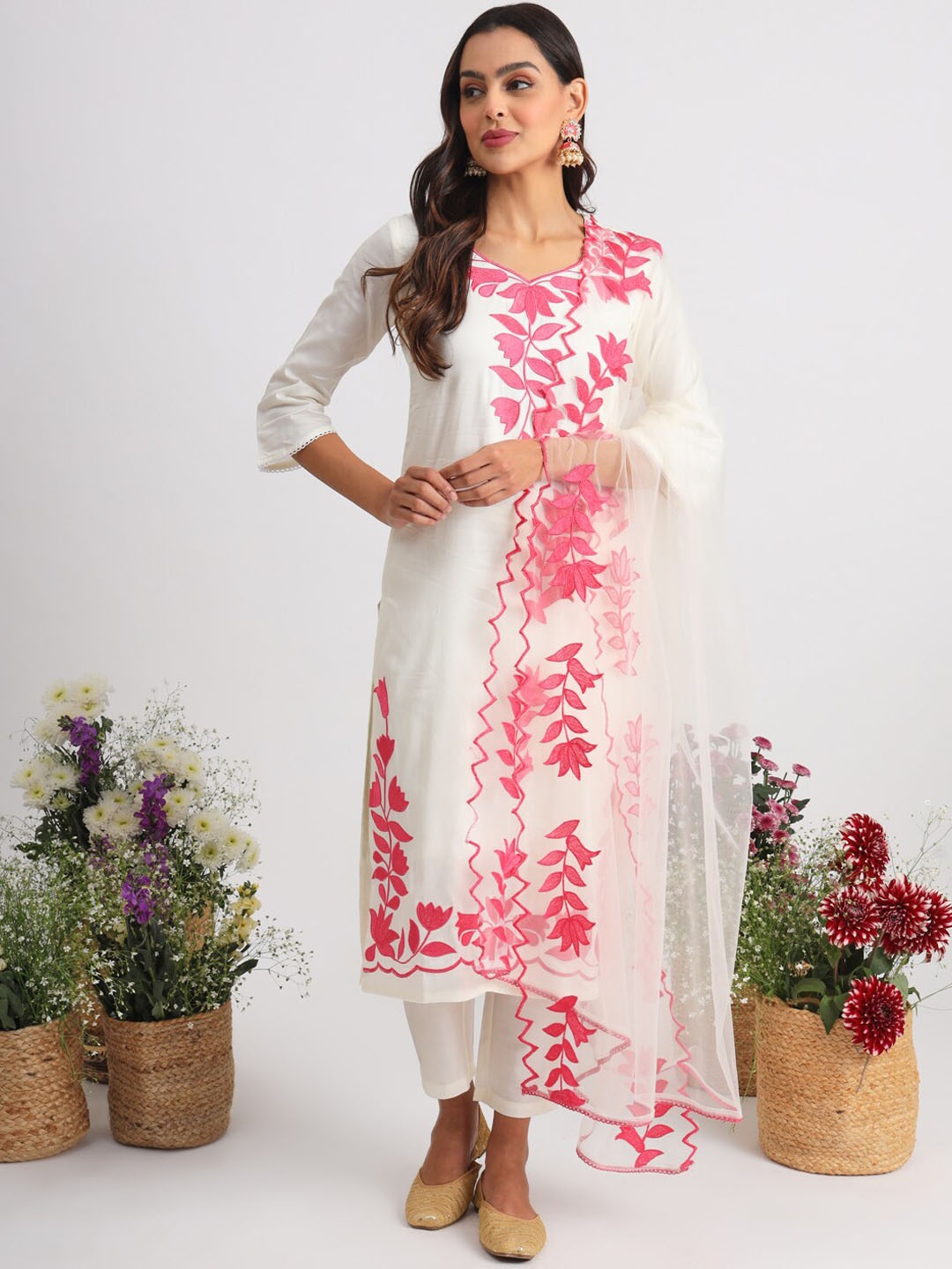Tikhi Imli Ethnic Motifs Embroidered Thread Work Kurta With Trousers & Dupatta, Off white
Tikhi Imli Ethnic Motifs Embroidered Thread Work Kurta With Trousers & Dupatta, Off white