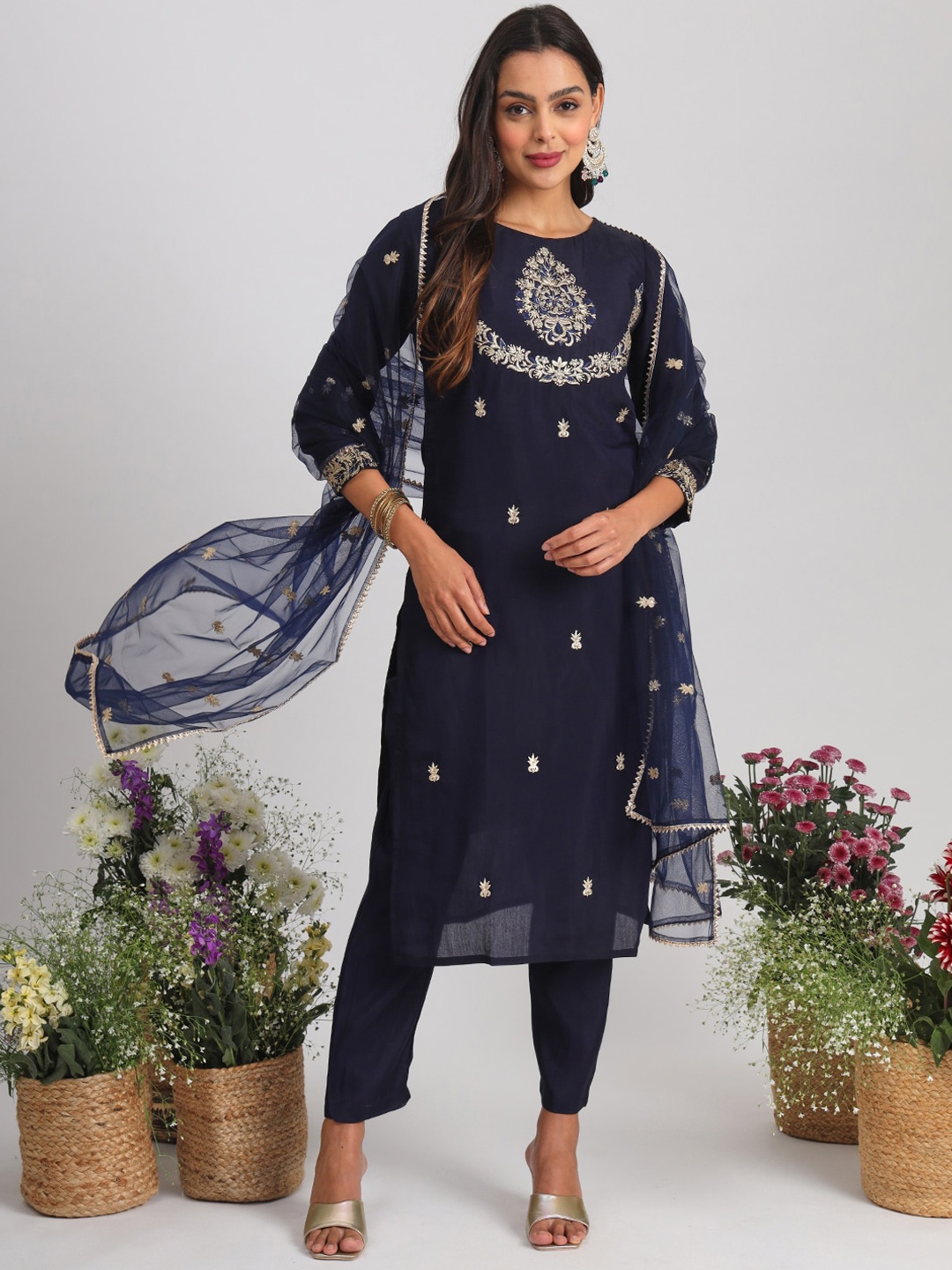 Tikhi Imli Navy Blue Ethnic Motifs Embroidered Straight Kurta With Trousers & Dupatta
Tikhi Imli Navy Blue Ethnic Motifs Embroidered Straight Kurta With Trousers & Dupatta
