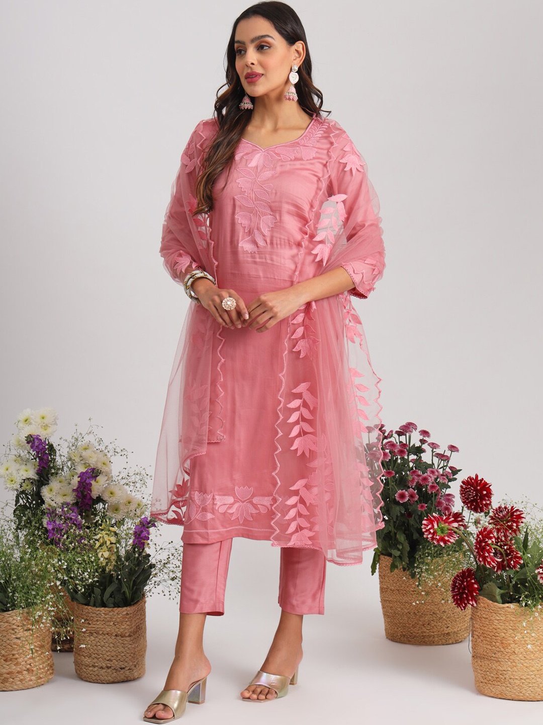 Tikhi Imli Ethnic Motifs Embroidered Thread Work Kurta With Trousers & Dupatta, Pink
Tikhi Imli Ethnic Motifs Embroidered Thread Work Kurta With Trousers & Dupatta, Pink