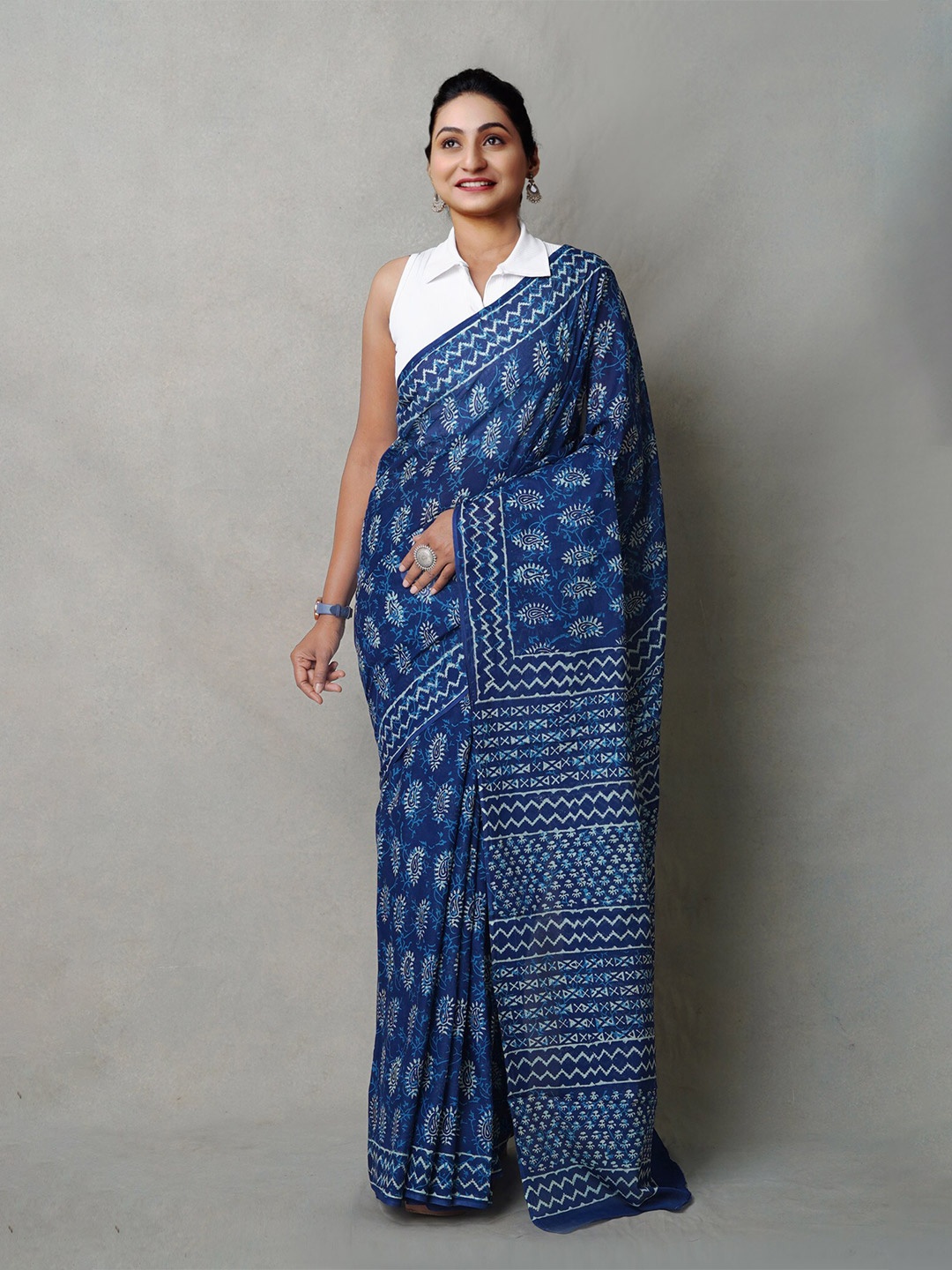 Unnati Silks Ethnic Motifs Printed Pure Cotton Handloom Block Print Saree, Navy blue
Unnati Silks Ethnic Motifs Printed Pure Cotton Handloom Block Print Saree, Navy blue