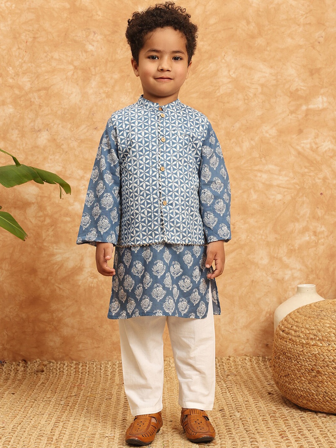 Readiprint Fashions Boys Floral Printed Regular Gotta Patti Pure Cotton Kurta with Pyjamas, Blue
Readiprint Fashions Boys Floral Printed Regular Gotta Patti Pure Cotton Kurta with Pyjamas, Blue