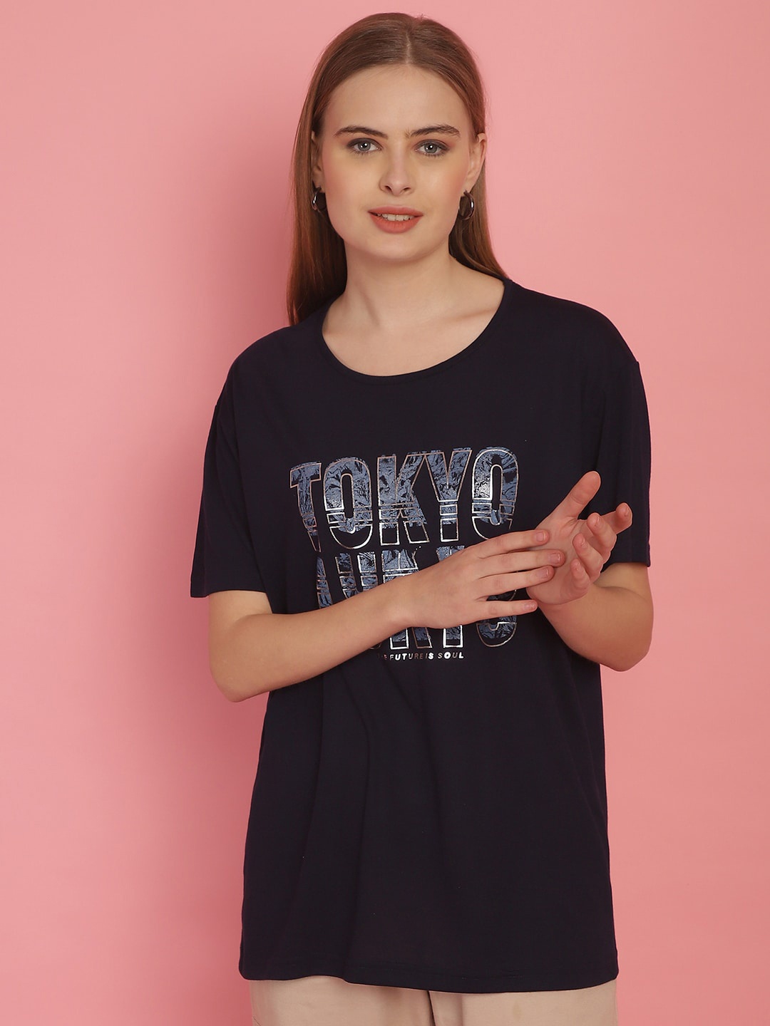 MACK JONNEY Women Typography Printed Drop-Shoulder Sleeves Oversized Cotton T-shirt, Navy blue
MACK JONNEY Women Typography Printed Drop-Shoulder Sleeves Oversized Cotton T-shirt, Navy blue