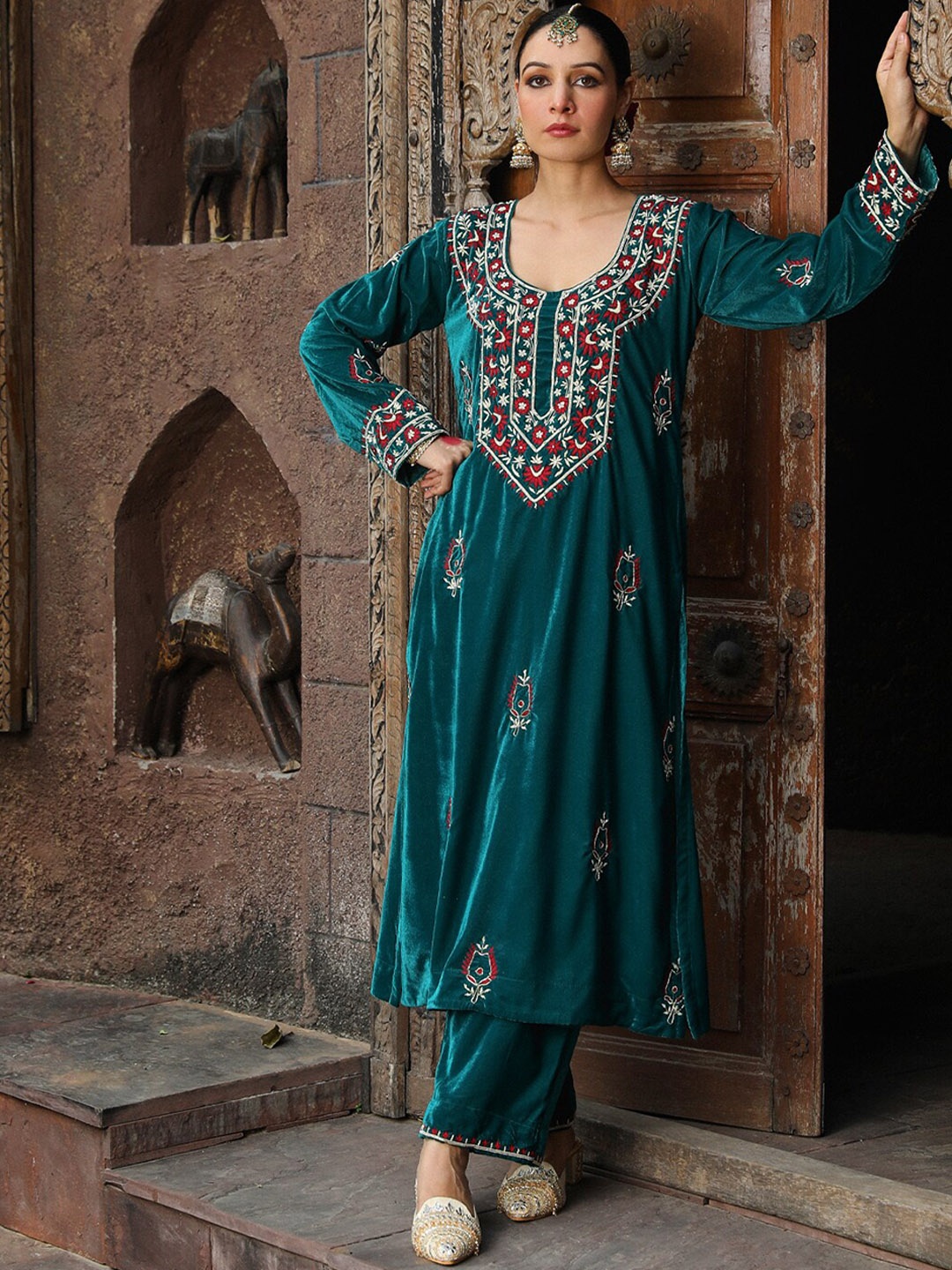 House of Chikankari Rumi Ethnic Motifs Embroidered Velvet Straight Kurta With Trousers, Green
House of Chikankari Rumi Ethnic Motifs Embroidered Velvet Straight Kurta With Trousers, Green