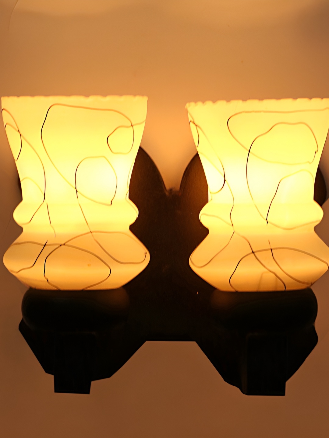 1ST TIME White & Black Textured Glass Traditional Abstract Shaped Shaped Wall Lamp
1ST TIME White & Black Textured Glass Traditional Abstract Shaped Shaped Wall Lamp