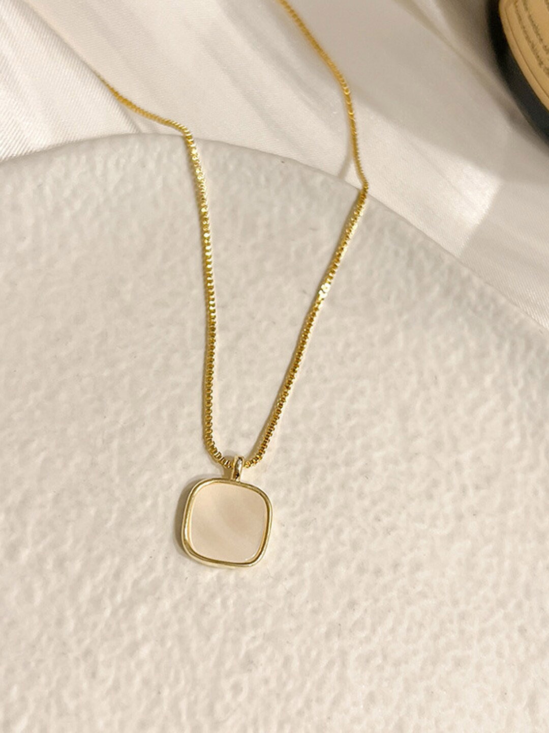 FIMBUL Stainless Steel Stone Studded Versatile Delicate Square Shape Pendant Chain, Gold
FIMBUL Stainless Steel Stone Studded Versatile Delicate Square Shape Pendant Chain, Gold