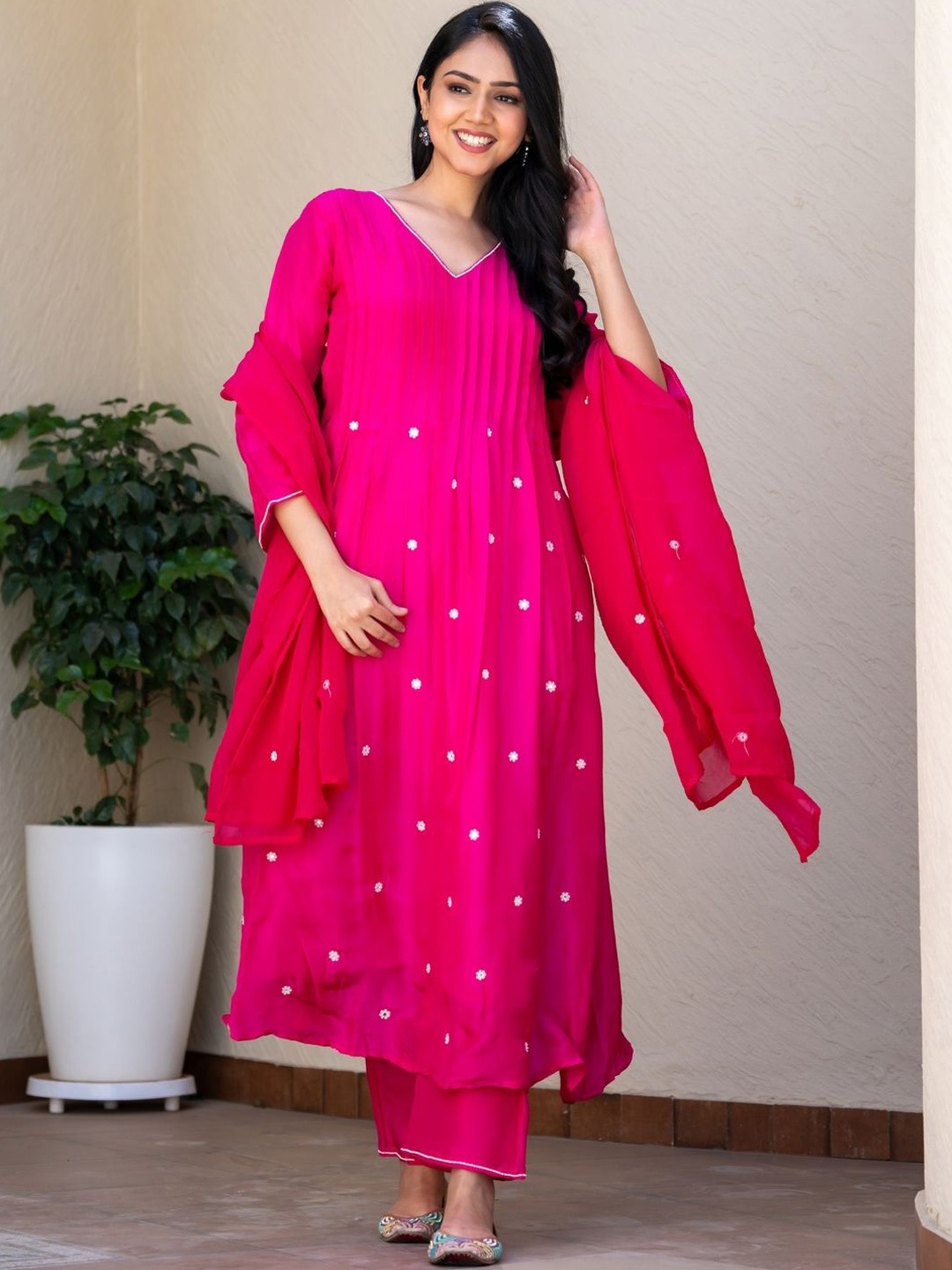 HOUSE OF JAMOTI Floral Printed Pleated Pure Silk Kurta with Trousers & Dupatta, Magenta
HOUSE OF JAMOTI Floral Printed Pleated Pure Silk Kurta with Trousers & Dupatta, Magenta