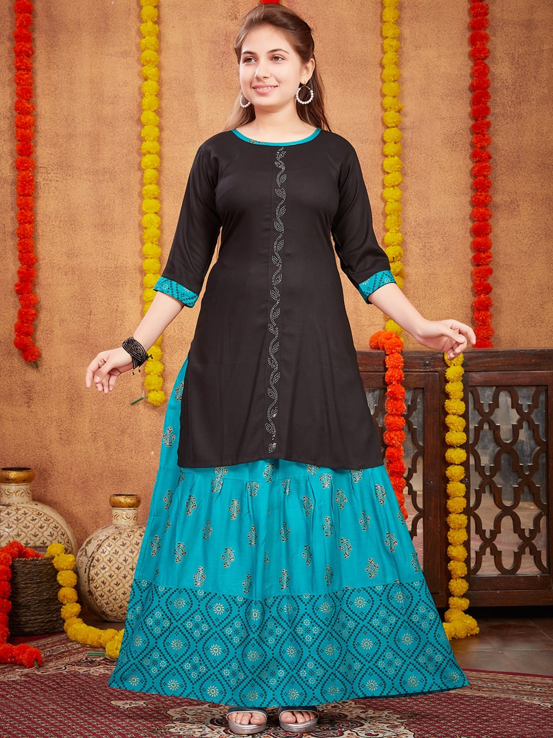 Aarika Girls Ethnic Motifs Embroidered Beads & Stones Straight Kurta With Skirt, Black
Aarika Girls Ethnic Motifs Embroidered Beads & Stones Straight Kurta With Skirt, Black