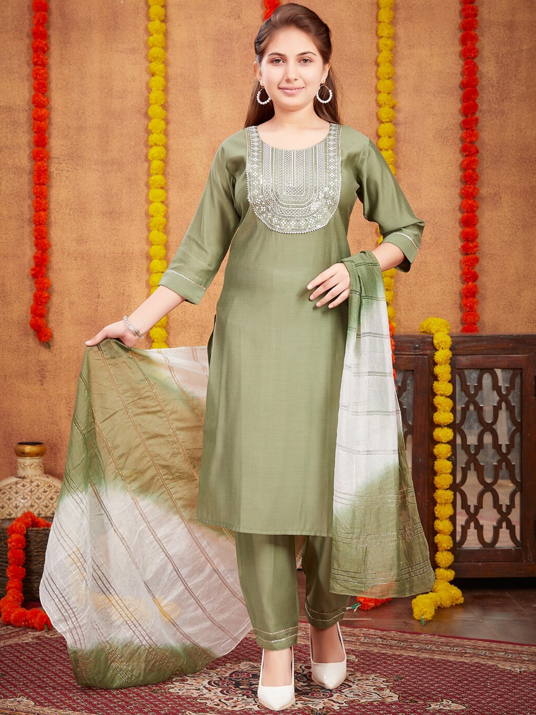 Aarika Girls Ethnic Motifs Yoke Design Sequinned Pure Silk Straight Kurta With Trouser, Green
Aarika Girls Ethnic Motifs Yoke Design Sequinned Pure Silk Straight Kurta With Trouser, Green