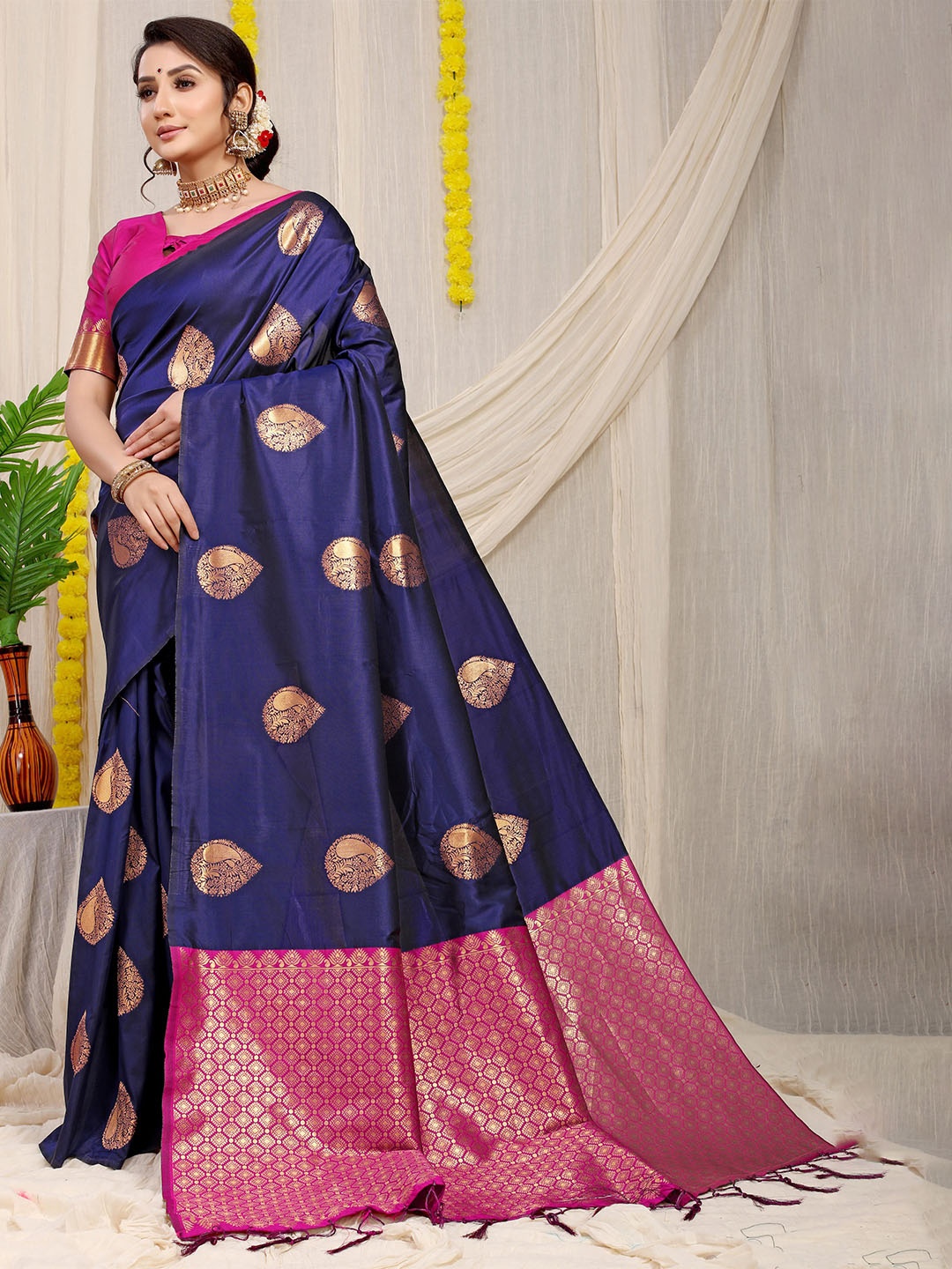PATIALAPICKS Ethnic Motifs Woven Design Zari Pure Silk Kanjeevaram Saree, Navy blue
PATIALAPICKS Ethnic Motifs Woven Design Zari Pure Silk Kanjeevaram Saree, Navy blue