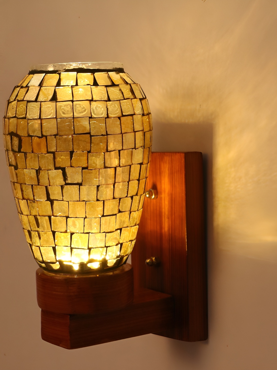 1ST TIME Gold-Toned & Brown Textured Glass Traditional Abstract Shaped Shaped Wall Lamp
1ST TIME Gold-Toned & Brown Textured Glass Traditional Abstract Shaped Shaped Wall Lamp