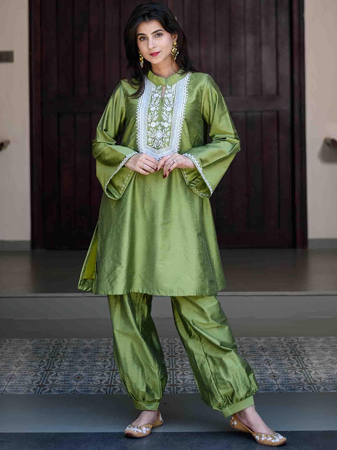 Label Shaurya Sanadhya Floral Embroidered Thread Work Straight Kurta With Salwar, Green
Label Shaurya Sanadhya Floral Embroidered Thread Work Straight Kurta With Salwar, Green