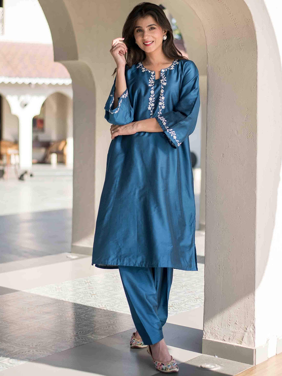 Label Shaurya Sanadhya Floral Embroidered Regular Thread Work Kurta with Salwar, Blue
Label Shaurya Sanadhya Floral Embroidered Regular Thread Work Kurta with Salwar, Blue