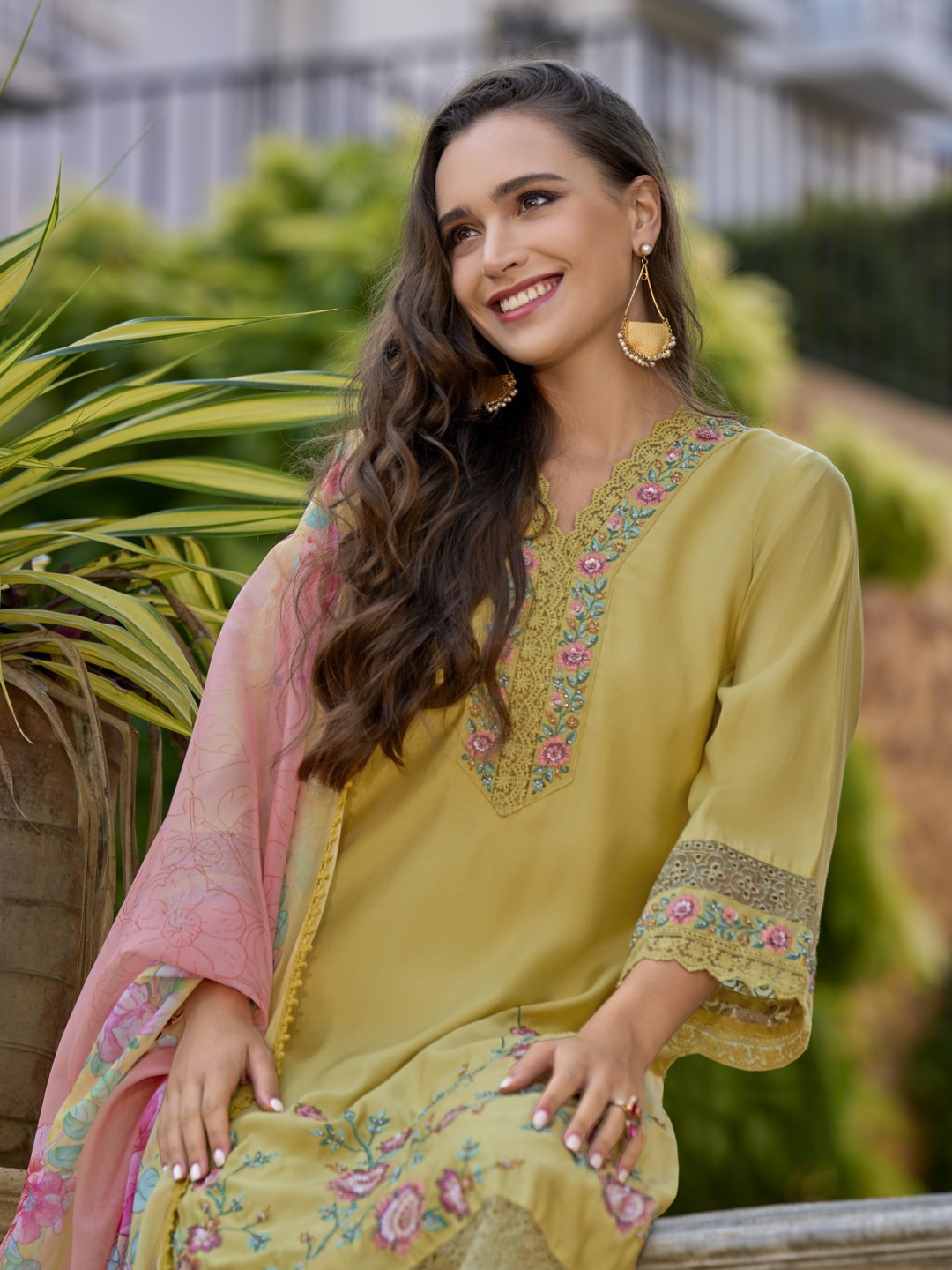 AUTUMN LANE Floral Embroidered Regular Thread Work Kurta With Salwar & Dupatta, Yellow
AUTUMN LANE Floral Embroidered Regular Thread Work Kurta With Salwar & Dupatta, Yellow