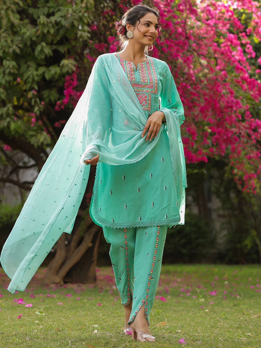 AUTUMN LANE Floral Embroidered Regular Thread Work Kurti With Trousers & Dupatta, Teal
AUTUMN LANE Floral Embroidered Regular Thread Work Kurti With Trousers & Dupatta, Teal