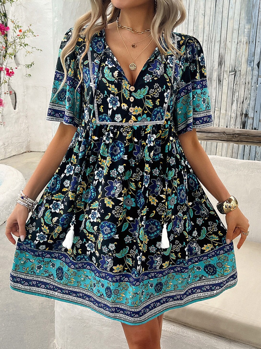 StyleCast x Revolte Tie - Up Neck Flared Sleeves Floral Print Pleated A-Line Dress, Black
StyleCast x Revolte Tie - Up Neck Flared Sleeves Floral Print Pleated A-Line Dress, Black