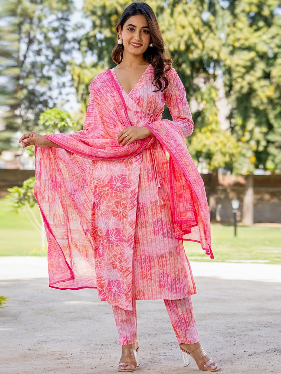 HOUSE OF JAMOTI Floral Printed V-Neck Pure Cotton Angrakha Kurta with Trousers & Dupatta, Pink
HOUSE OF JAMOTI Floral Printed V-Neck Pure Cotton Angrakha Kurta with Trousers & Dupatta, Pink