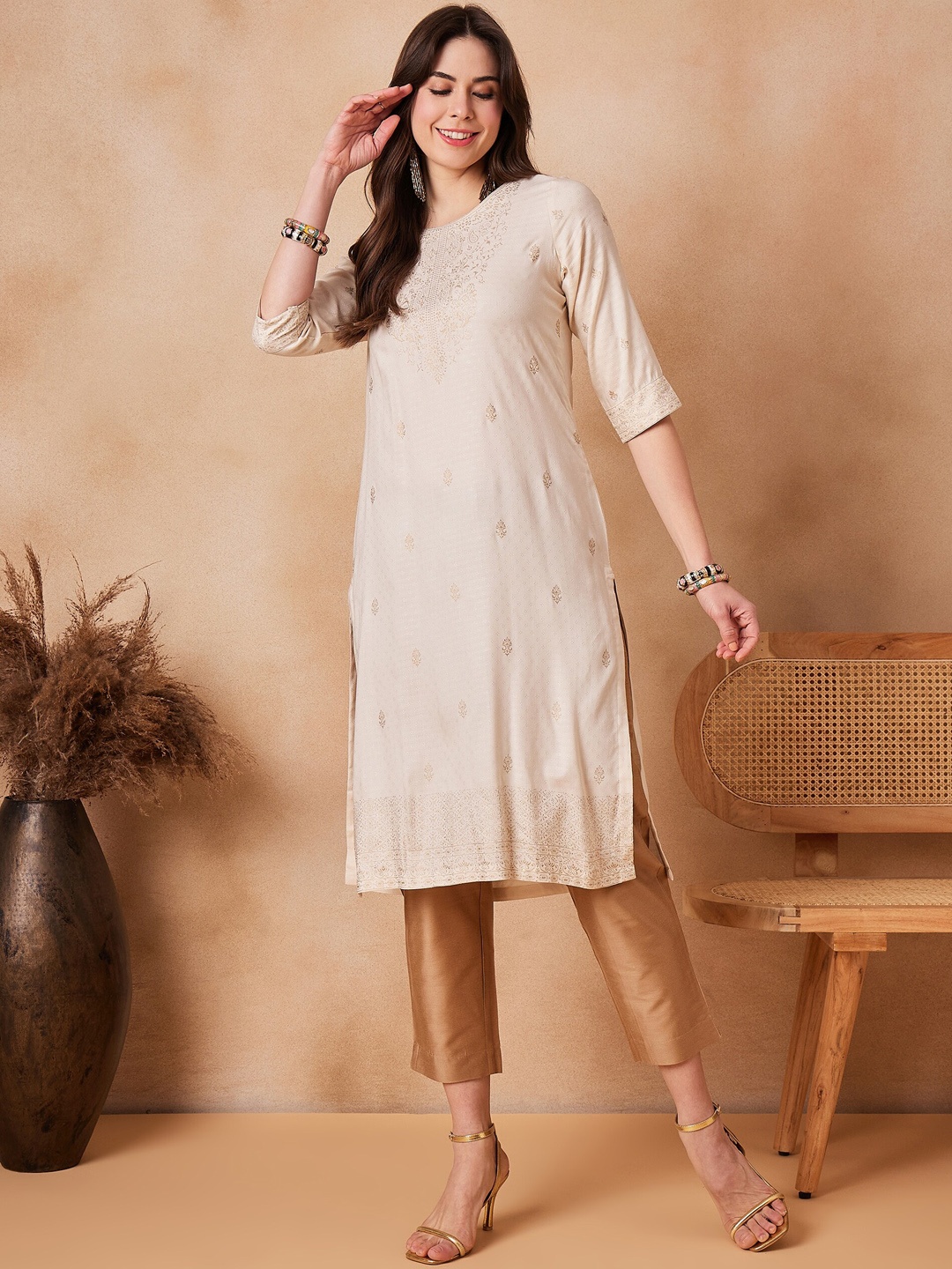 House of Pataudi Off White Ethnic Motifs Printed Cotton Round Neck Straight Kurta
House of Pataudi Off White Ethnic Motifs Printed Cotton Round Neck Straight Kurta