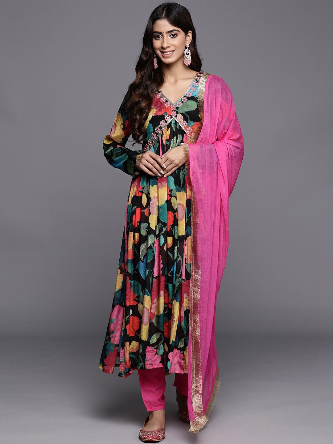 Mitera Floral Printed Empire Thread Work Pure Silk Kurta with Trousers & With Dupatta, Black
Mitera Floral Printed Empire Thread Work Pure Silk Kurta with Trousers & With Dupatta, Black