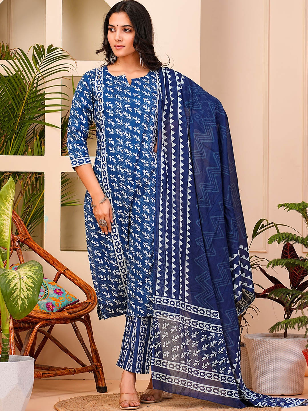 ZOYOTO Floral Printed Thread Work Pure Cotton Straight Kurta with Trousers & Dupatta, Navy blue
ZOYOTO Floral Printed Thread Work Pure Cotton Straight Kurta with Trousers & Dupatta, Navy blue