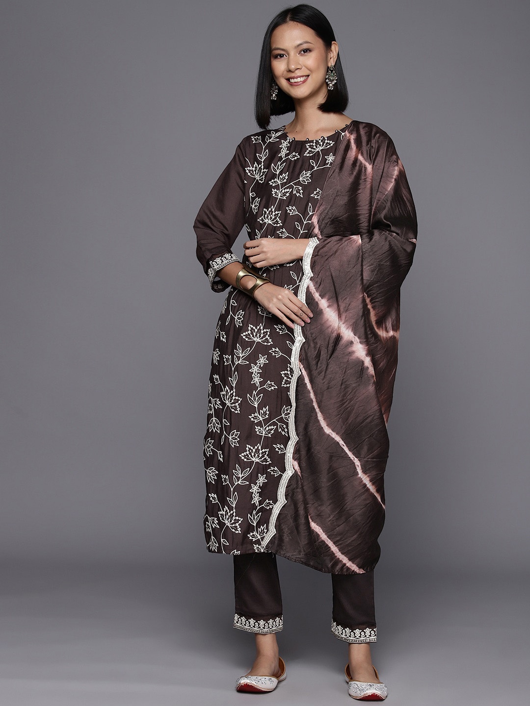 Mitera Floral Embroidered Regular Thread Work Straight Kurta With Trousers & Dupatta, Coffee brown
Mitera Floral Embroidered Regular Thread Work Straight Kurta With Trousers & Dupatta, Coffee brown