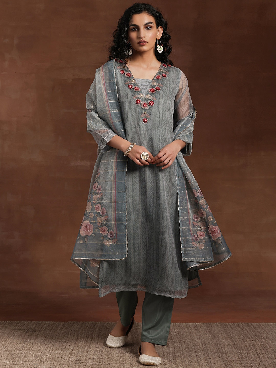 Libas Printed V-Neck Three-Quarter Sleeves Thread Work Kurta with Trousers & With Dupatta, Green
Libas Printed V-Neck Three-Quarter Sleeves Thread Work Kurta with Trousers & With Dupatta, Green