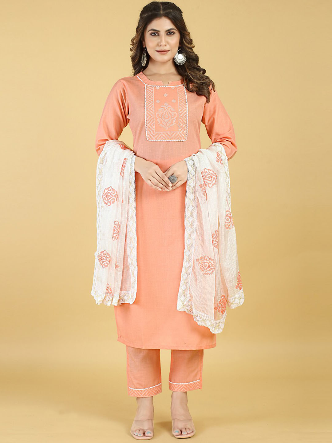 MINGORA Ethnic Motifs Yoke Design Round Neck Straight Kurta with Trousers & Dupatta, Pink
MINGORA Ethnic Motifs Yoke Design Round Neck Straight Kurta with Trousers & Dupatta, Pink