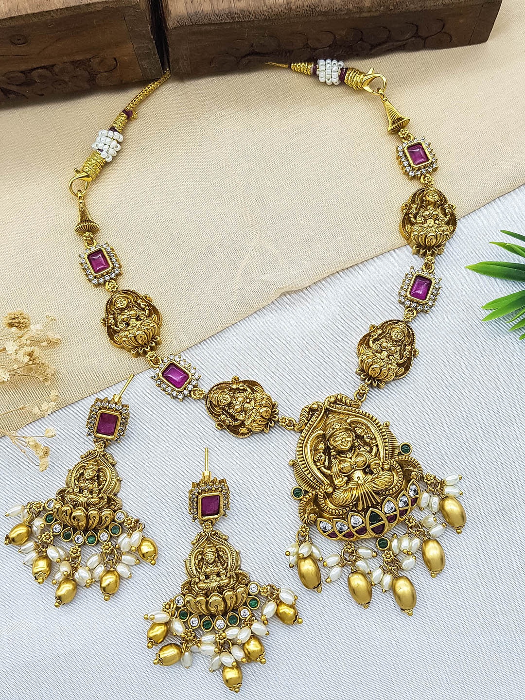 GRIIHAM Premium Sayara Collection Gold-Plated CZ Studded & Beaded Temple Jewellery Set
GRIIHAM Premium Sayara Collection Gold-Plated CZ Studded & Beaded Temple Jewellery Set