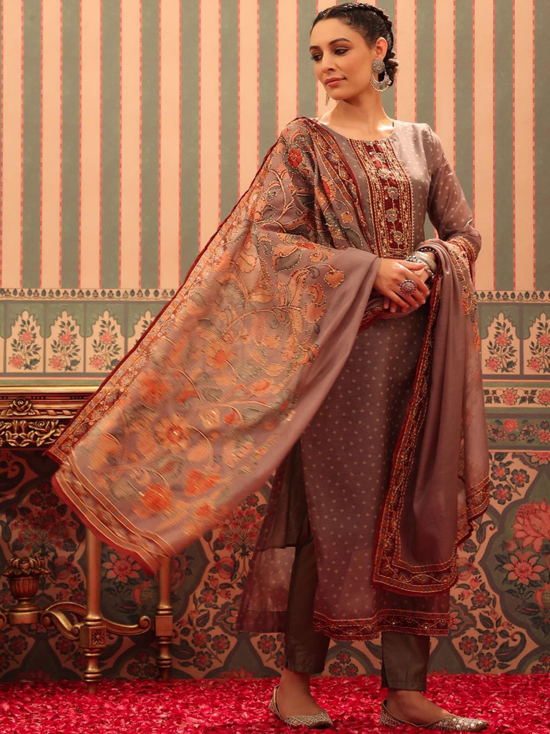SCAKHI Floral Embroidered Regular Kantha Work Chanderi Silk Kurta with Trousers & Dupatta, Grey
SCAKHI Floral Embroidered Regular Kantha Work Chanderi Silk Kurta with Trousers & Dupatta, Grey