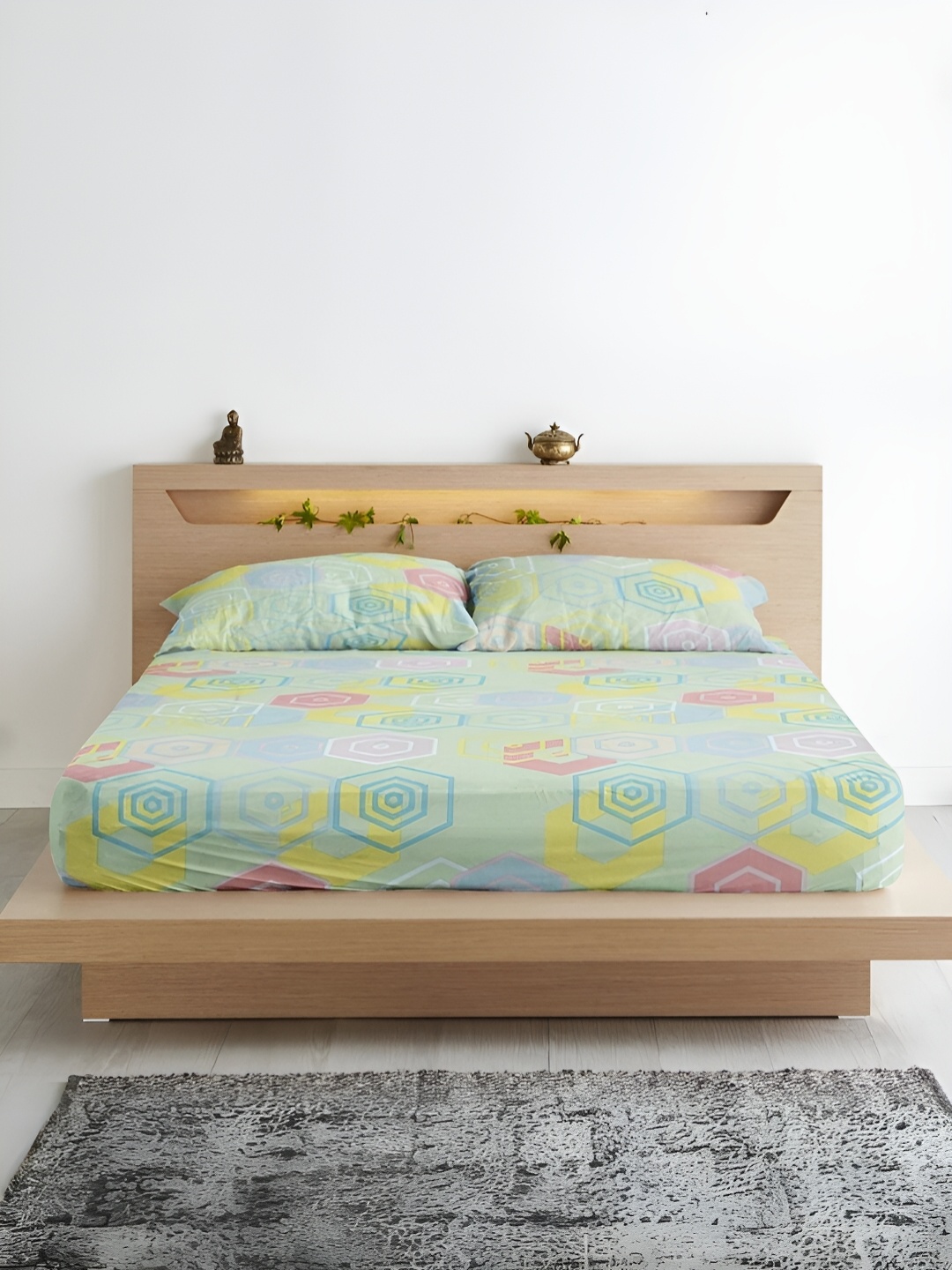 Aurave Blue & Pink Geometric Microfiber 210 TC Fitted King Bedsheet With 2 Pillow Covers
Aurave Blue & Pink Geometric Microfiber 210 TC Fitted King Bedsheet With 2 Pillow Covers