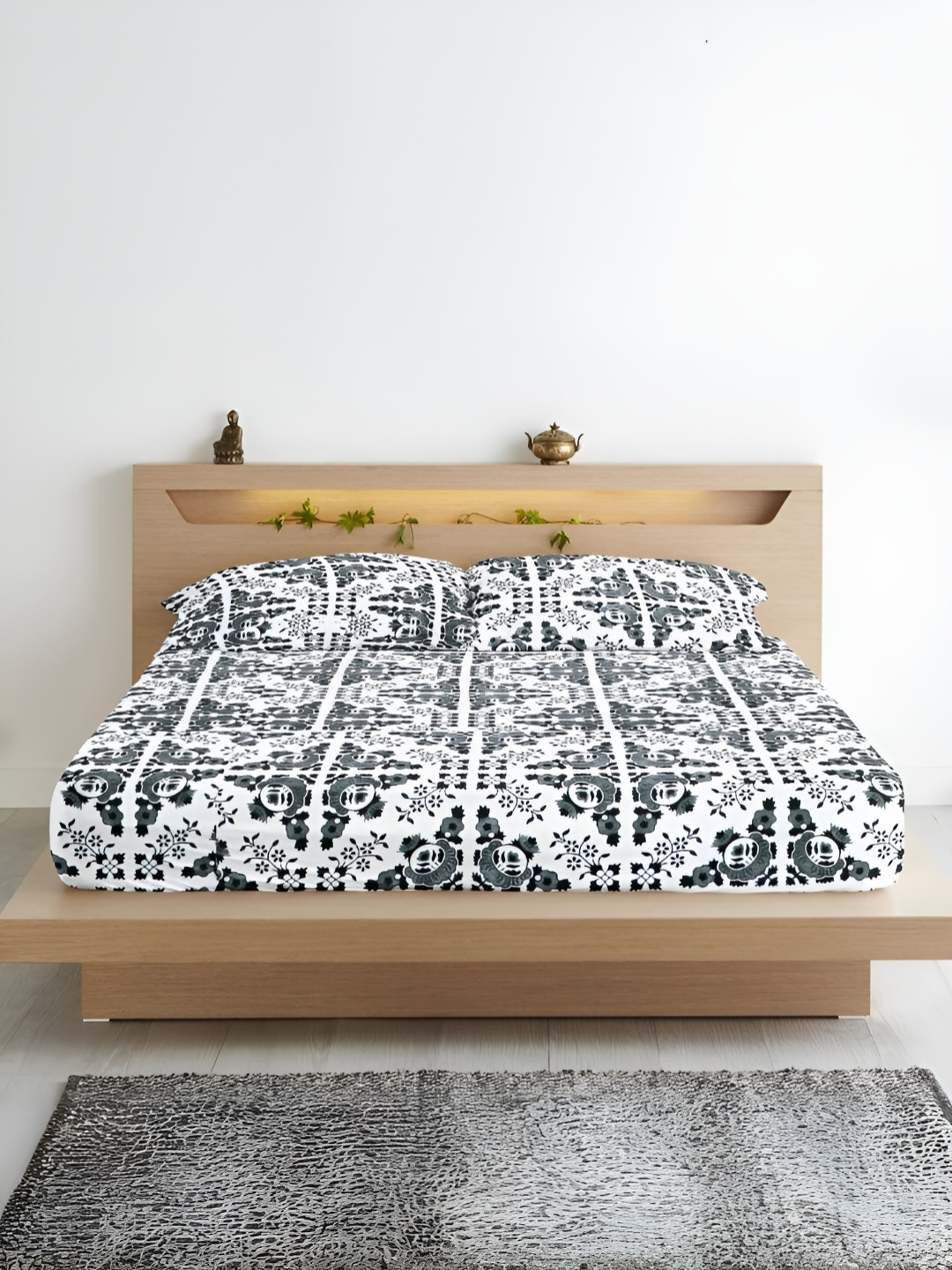Aurave Black & White Floral Microfiber 210 TC Fitted King Bedsheet with 2 Pillow Covers
Aurave Black & White Floral Microfiber 210 TC Fitted King Bedsheet with 2 Pillow Covers