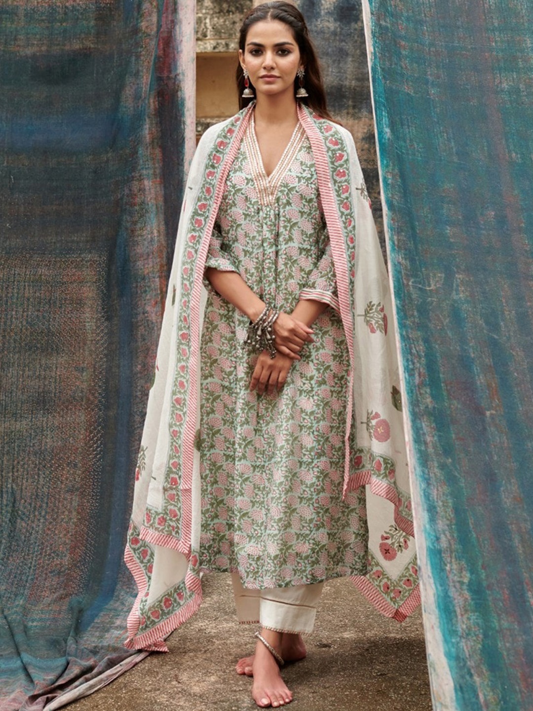 KARAJ JAIPUR Floral Printed V-Neck Three-Quarter Sleeves Chanderi Silk Kurta Set, Green
KARAJ JAIPUR Floral Printed V-Neck Three-Quarter Sleeves Chanderi Silk Kurta Set, Green