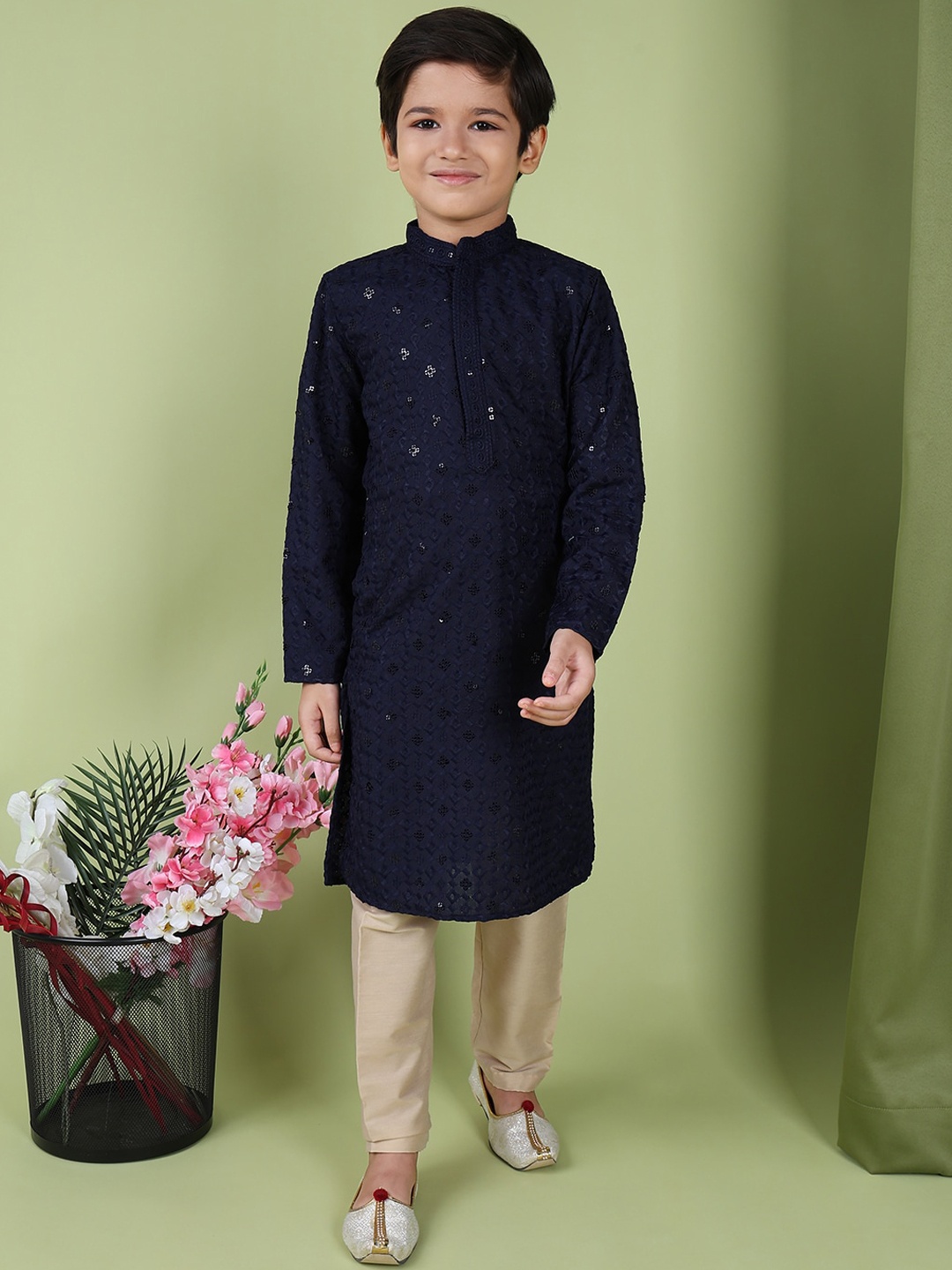 TABARD Boys Floral Embroidered Regular Sequinned Pure Cotton Kurta with Churidar, Blue
TABARD Boys Floral Embroidered Regular Sequinned Pure Cotton Kurta with Churidar, Blue