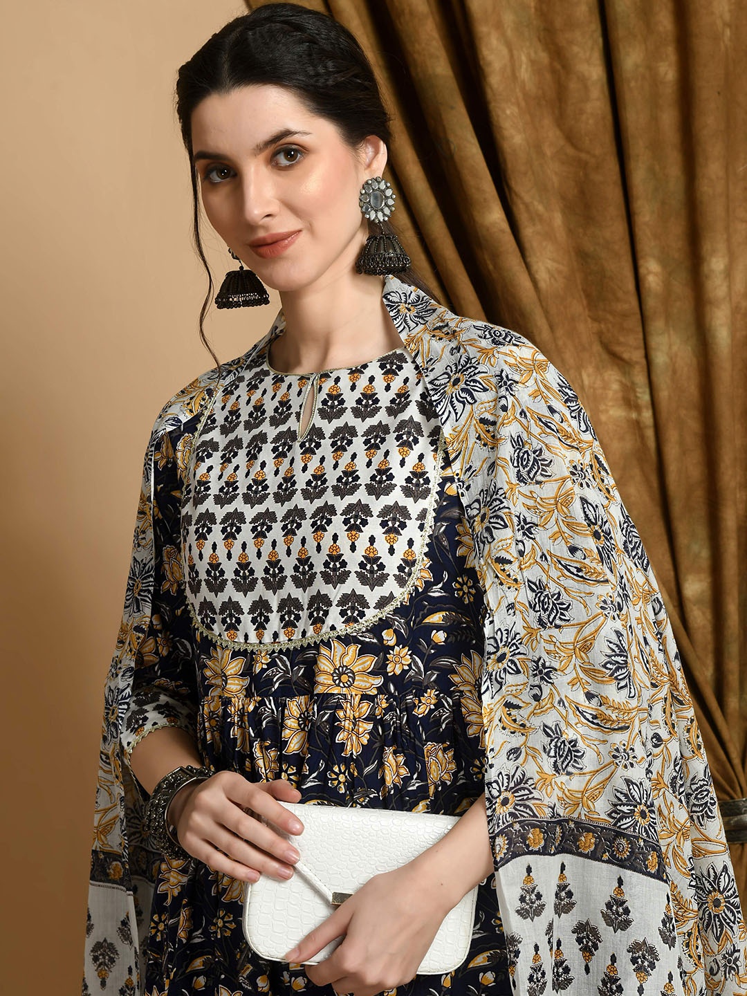 Bhoolft Women Floral Printed Regular Pure Cotton Kurta with Trousers & With Dupatta, Blue
Bhoolft Women Floral Printed Regular Pure Cotton Kurta with Trousers & With Dupatta, Blue