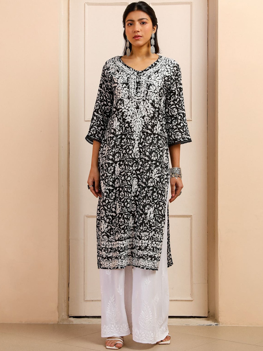 House of Chikankari Abstract Printed Round Neck Mulmul Chikankari Straight Kurta, Black
House of Chikankari Abstract Printed Round Neck Mulmul Chikankari Straight Kurta, Black
