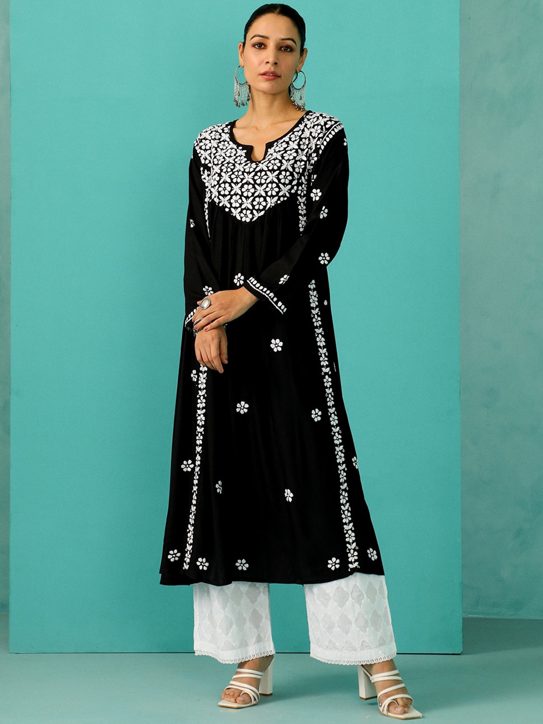 House of Chikankari Women Geometric Embroidered Keyhole Neck Gotta Patti Kurta, Black
House of Chikankari Women Geometric Embroidered Keyhole Neck Gotta Patti Kurta, Black