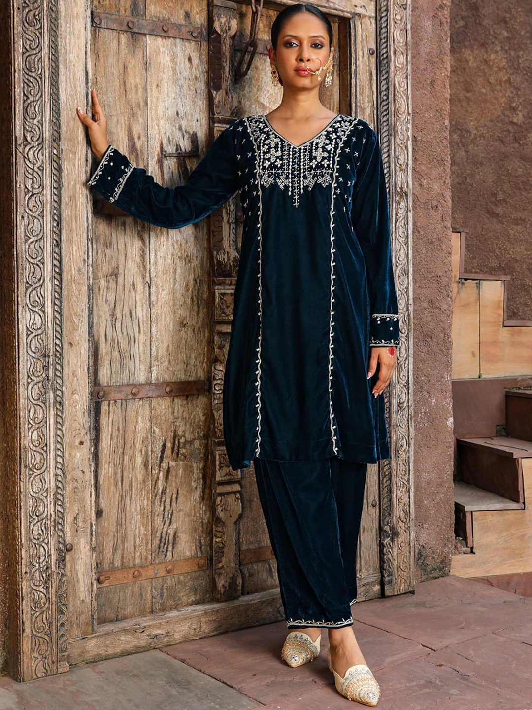 House of Chikankari Ethnic Motifs Embroidered V-Neck Velvet Straight Kurta with Trousers, Blue
House of Chikankari Ethnic Motifs Embroidered V-Neck Velvet Straight Kurta with Trousers, Blue
