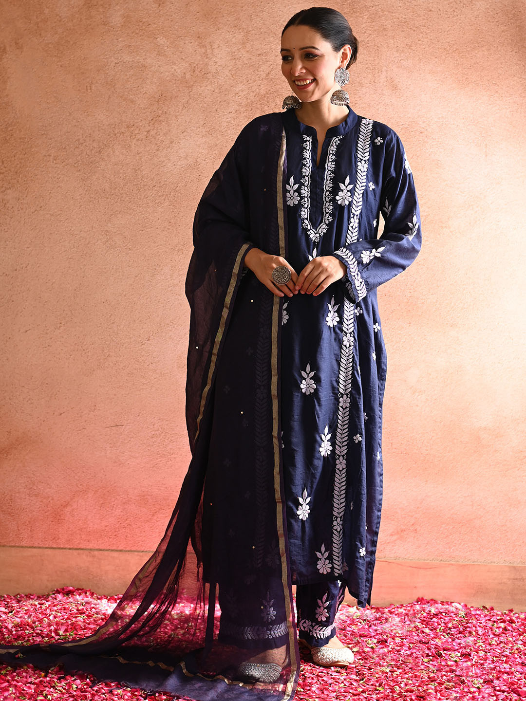 House of Chikankari Ethnic Motifs Embroidered Thread Work Kurta with Palazzos & Dupatta, Navy blue
House of Chikankari Ethnic Motifs Embroidered Thread Work Kurta with Palazzos & Dupatta, Navy blue