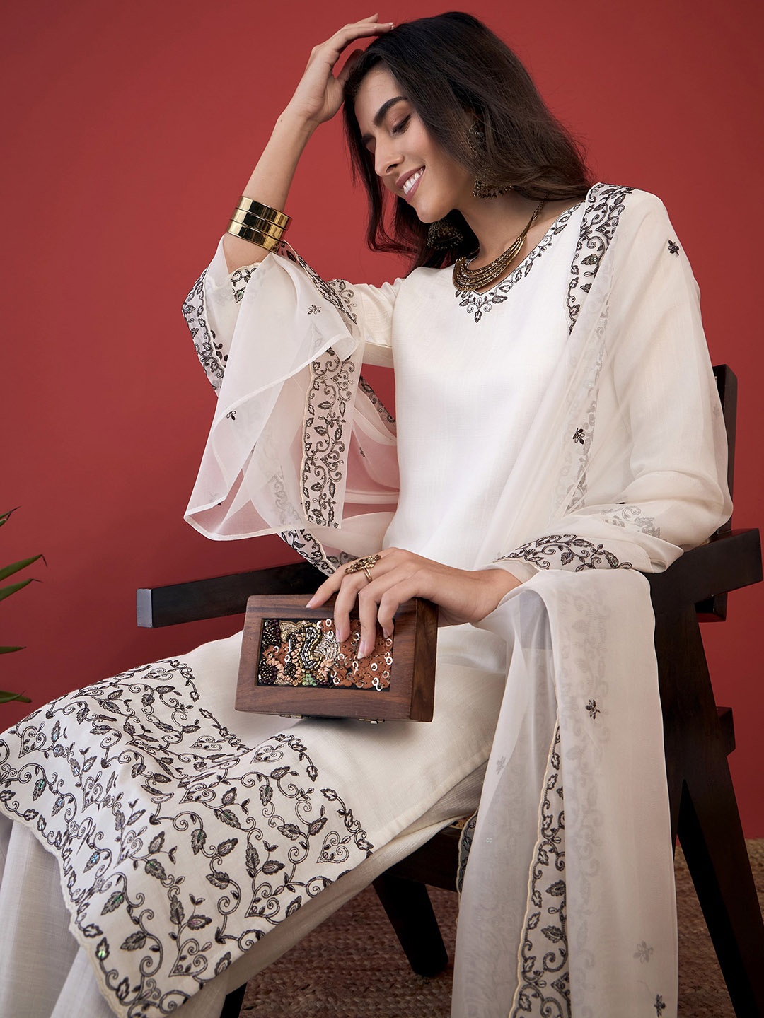 Anouk Floral Embroidered Zari V-Neck Straight Kurta with Trouser & With Dupatta, Off white
Anouk Floral Embroidered Zari V-Neck Straight Kurta with Trouser & With Dupatta, Off white