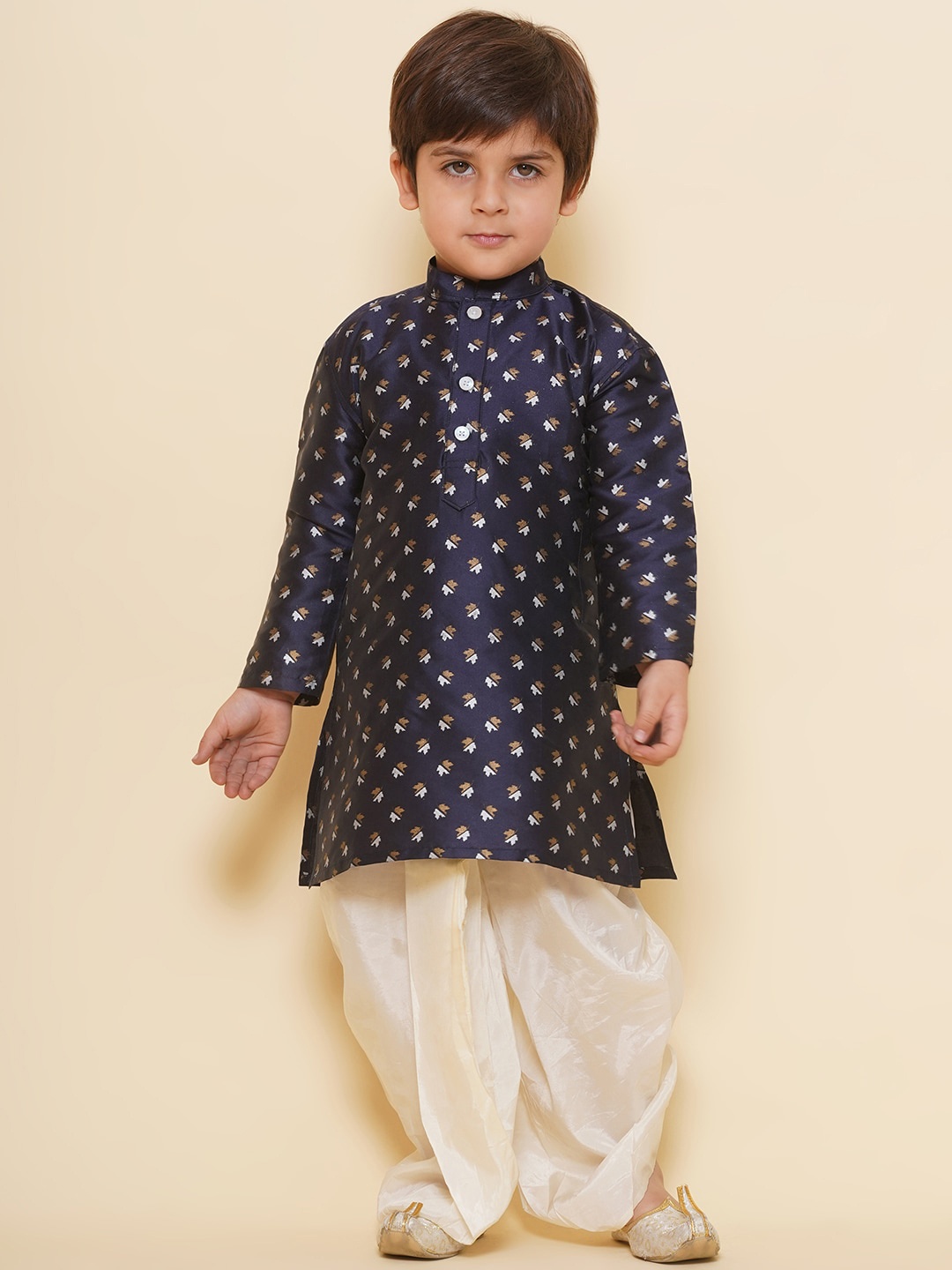 Sethukrishna Boys Floral Printed Mandarin Collar Straight Kurta With Dhoti Pants, Navy blue
Sethukrishna Boys Floral Printed Mandarin Collar Straight Kurta With Dhoti Pants, Navy blue