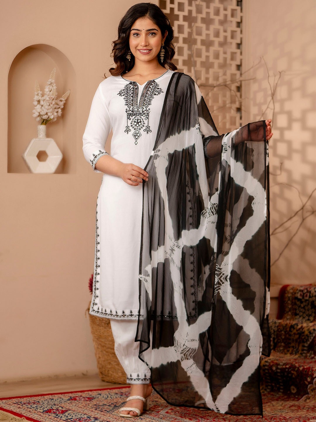 Charu Women Floral Embroidered Regular Thread Work Kurta with Trousers & With Dupatta, White
Charu Women Floral Embroidered Regular Thread Work Kurta with Trousers & With Dupatta, White