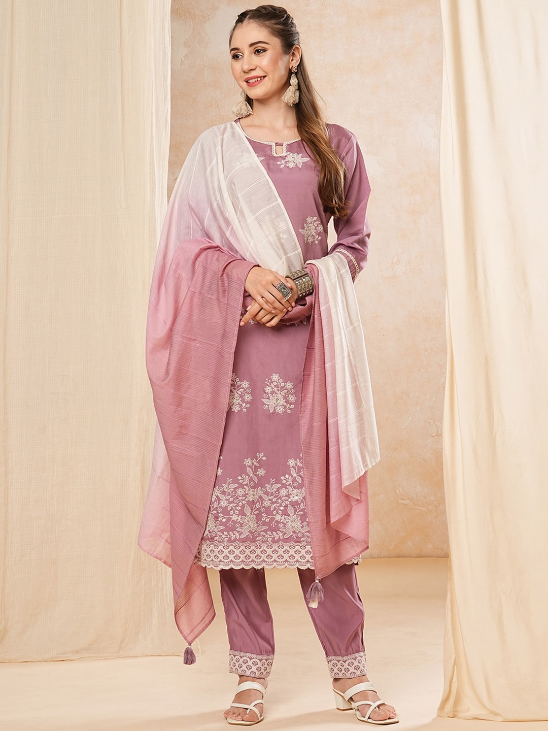 FASHOR Women Floral Embroidered Regular Chikankari Chanderi Cotton Kurta with Trousers & With Dupatta, Pink
FASHOR Women Floral Embroidered Regular Chikankari Chanderi Cotton Kurta with Trousers & With Dupatta, Pink