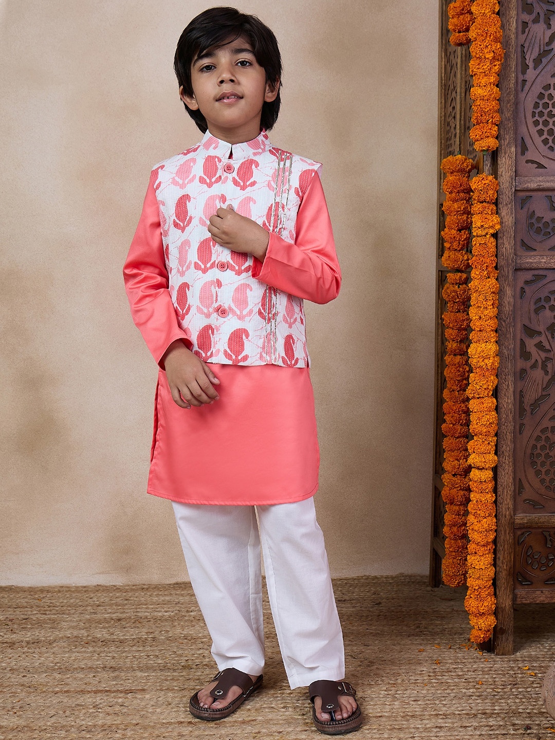 pspeaches Boys Mandarin Collar Long Sleeves Straight Kurta With Pyjamas & Jacket, Peach
pspeaches Boys Mandarin Collar Long Sleeves Straight Kurta With Pyjamas & Jacket, Peach