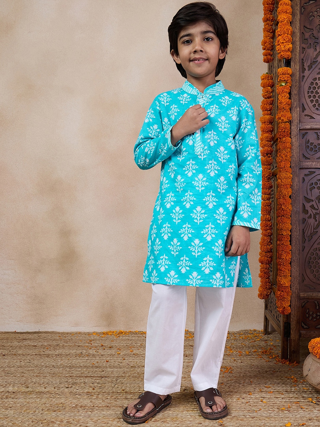 pspeaches Boys Mandarin collar Ethnic Motifs Printed Regular Kurta with Pyjamas, Blue
pspeaches Boys Mandarin collar Ethnic Motifs Printed Regular Kurta with Pyjamas, Blue