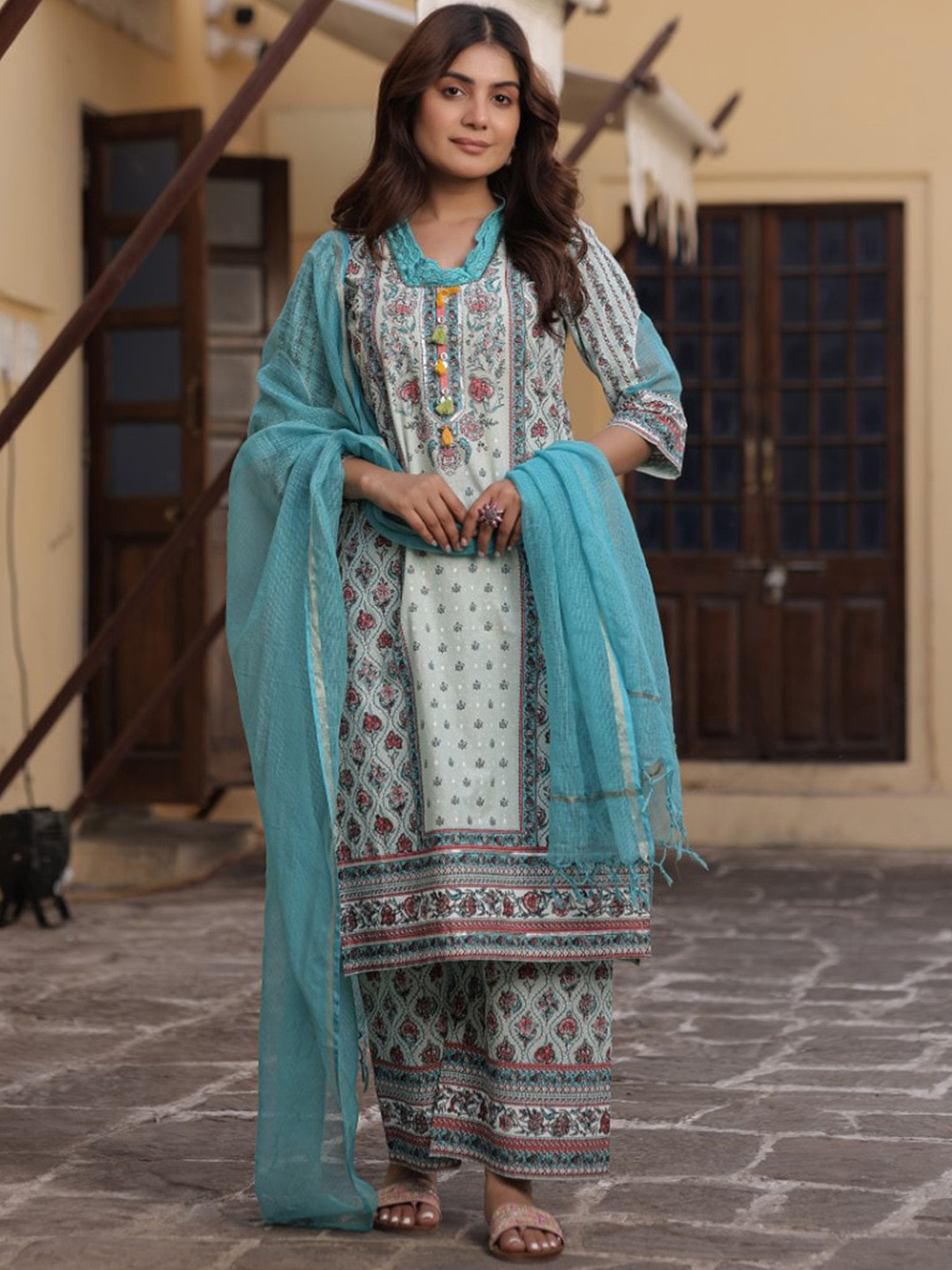 Juniper Ethnic Motifs Printed V-Neck Three-Quarter Sleeves Beads and Stones Kurta Set, Blue
Juniper Ethnic Motifs Printed V-Neck Three-Quarter Sleeves Beads and Stones Kurta Set, Blue